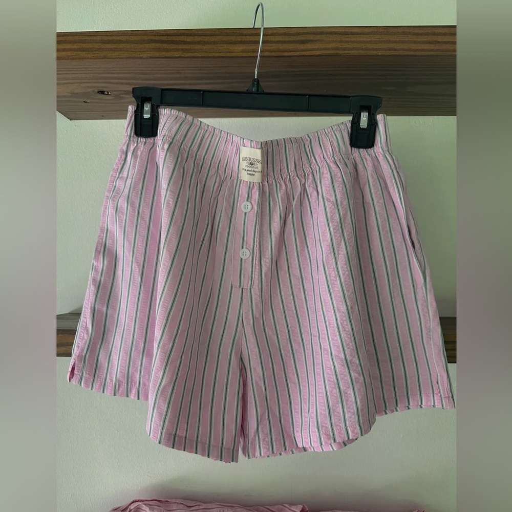 Pink lounge shorts - Picture 2 of 3